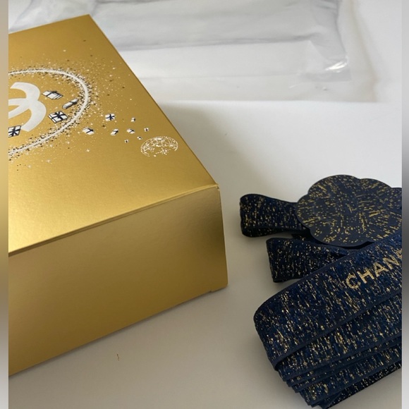 CHANEL Holiday Beauty Box with Ribbon & Flower - Picture 4 of 9